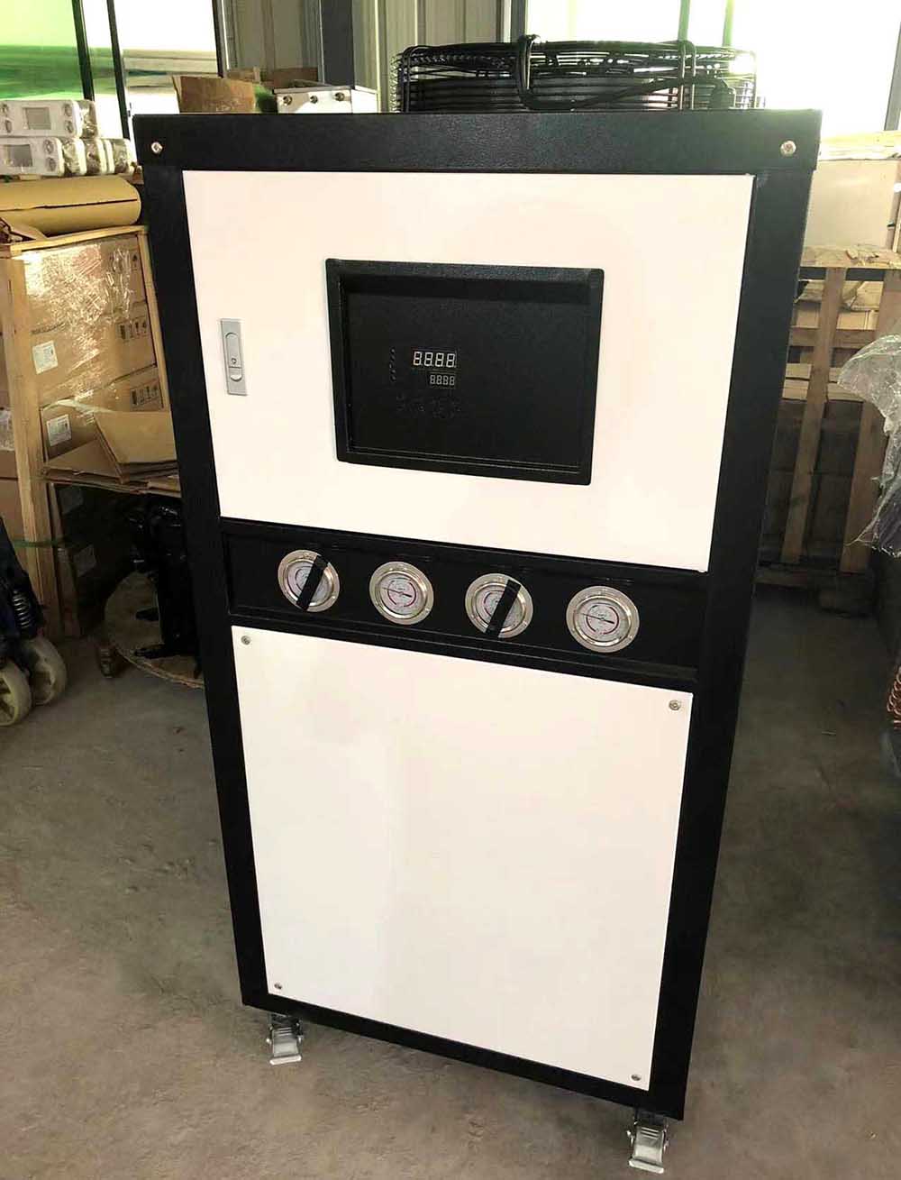 कोरियाला सानुकूलित 10HP एअर-कूल्ड चिलरची डिलिव्हरी
